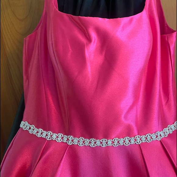 Worn once.  Slight alterations that can be undone.  Excellent condition - Picture 2 of 3